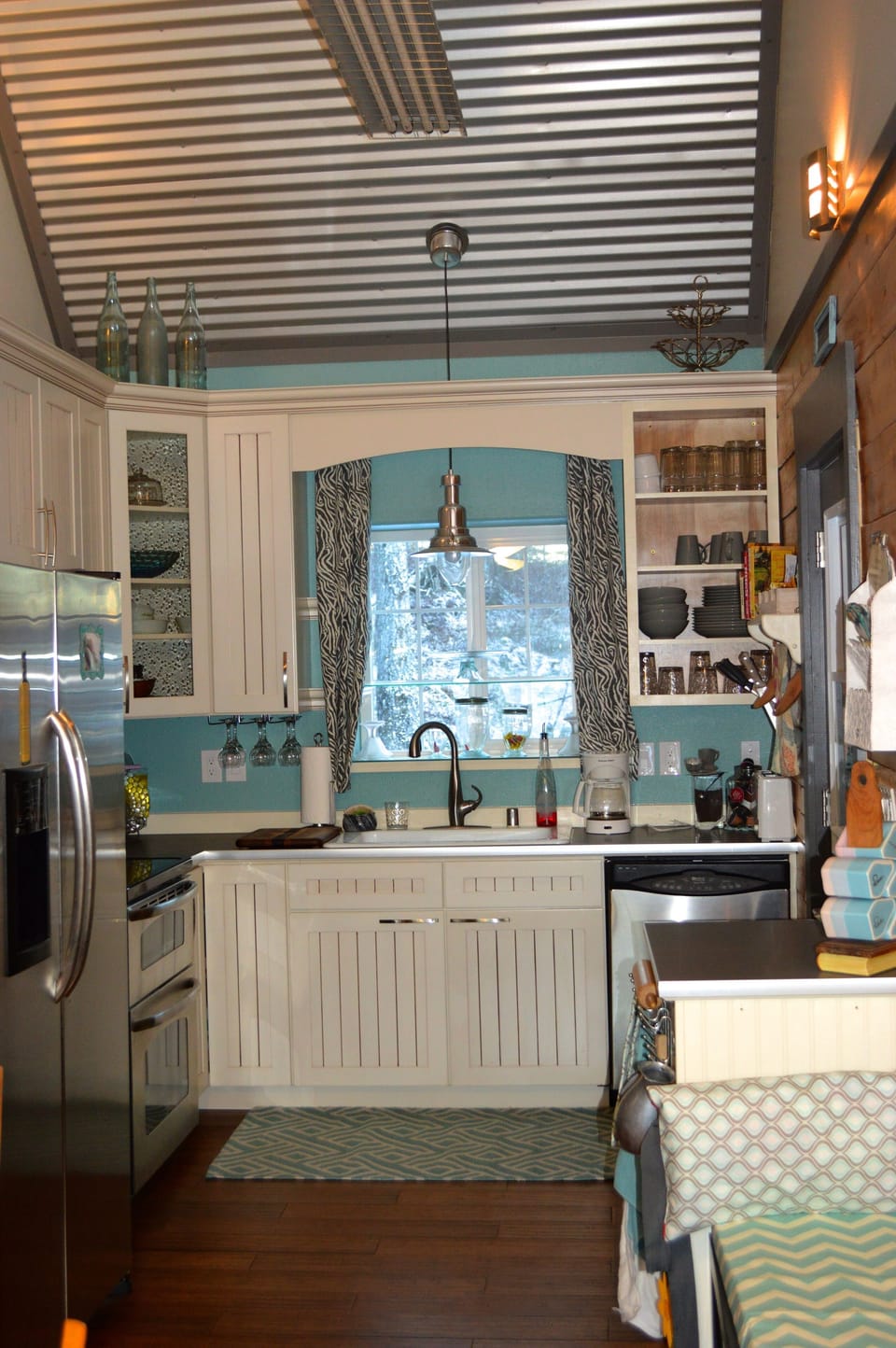 Full Kitchen with all you would need to make homemade meals