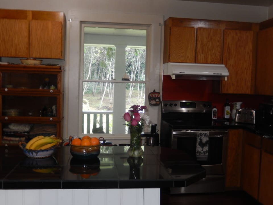 Fully-equipped kitchen, with dinnerware, glassware, silverware and cookware.