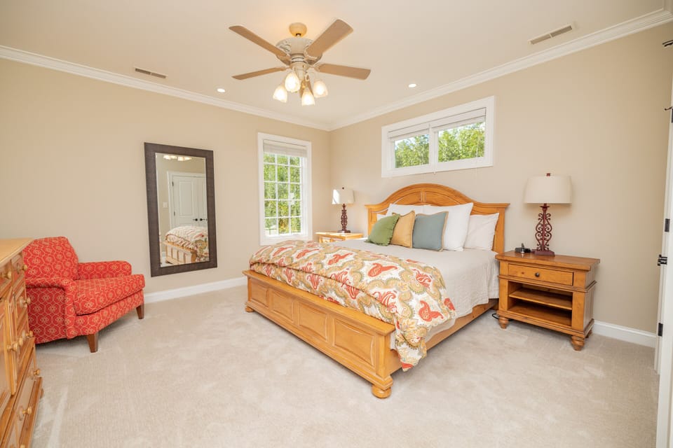 #3 Bedroom -King 🤴 
Top floor corner room
King bed
Large full bathroom 
Sat TV