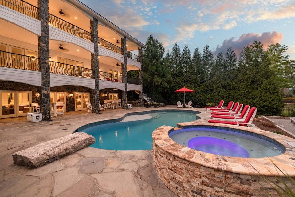 Pool & Spa open year ‘round. 