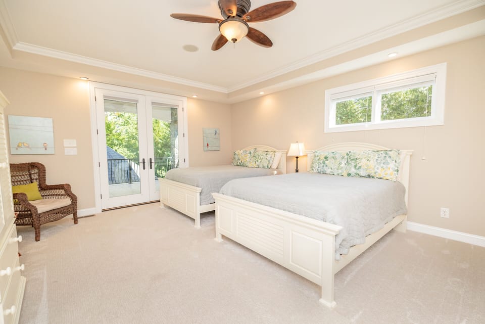 #5 bedroom 2Queens 👸 👸 
2-Queen beds
Lake/pool side
Walk out balcony
Sattv


