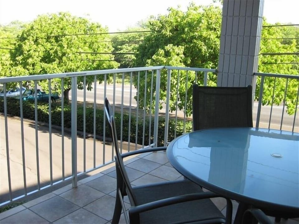 Large private lanai with table that seats 4, and lighting for night dining.