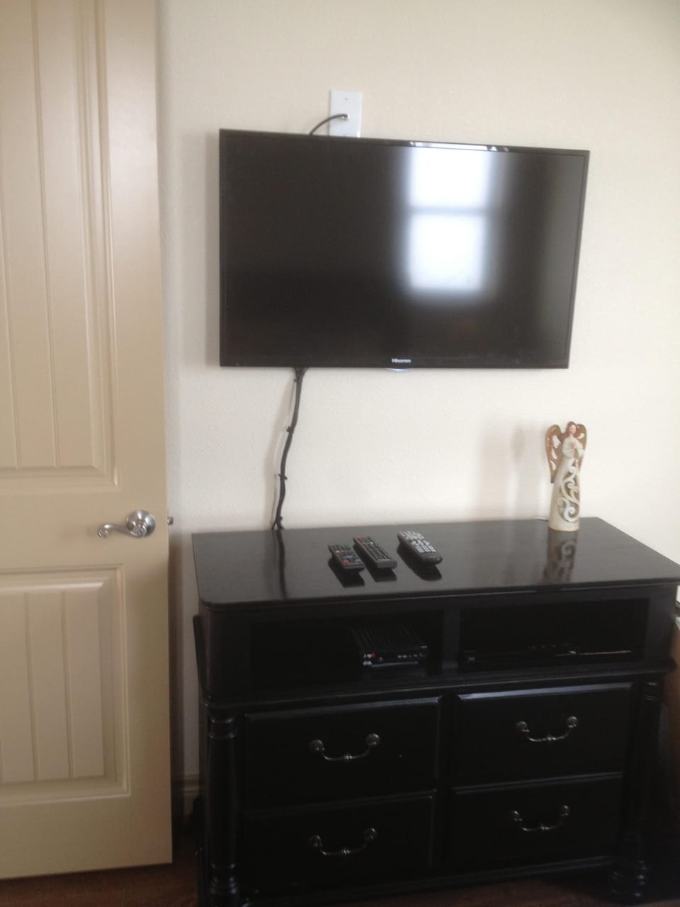 Flat Screen TV in All Bedrooms and Living Room. All TV's have HD Service
