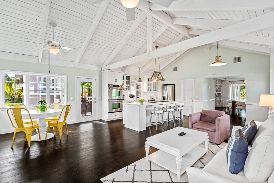 Chef's eat-in kitchen family room