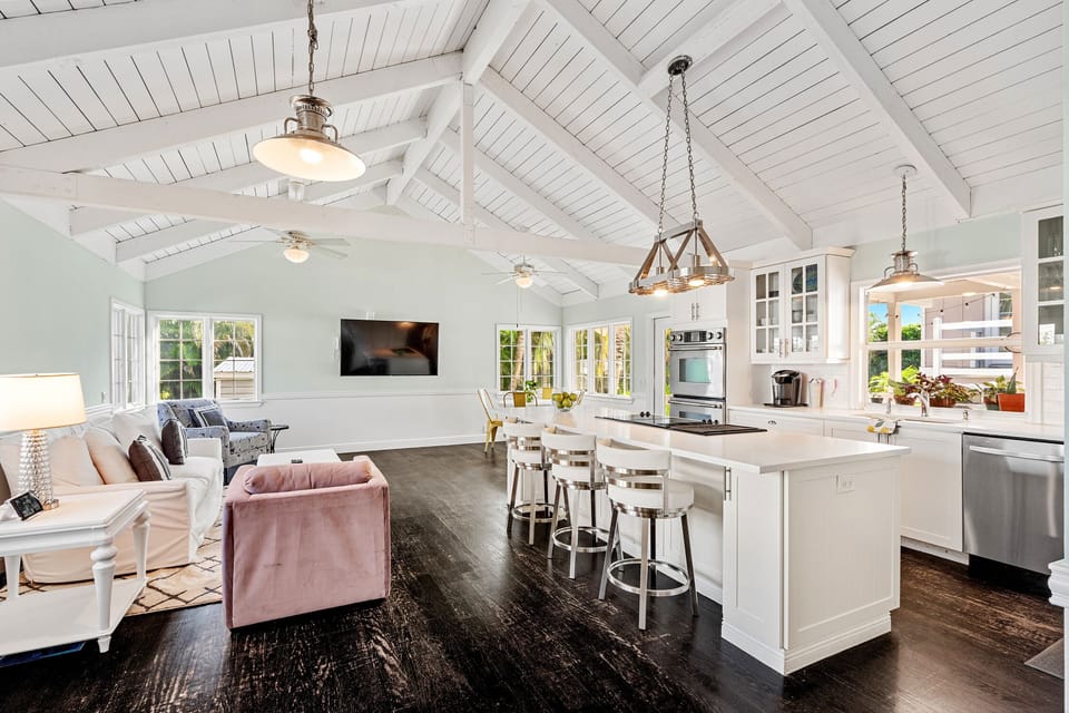 Chef's eat-in kitchen family room