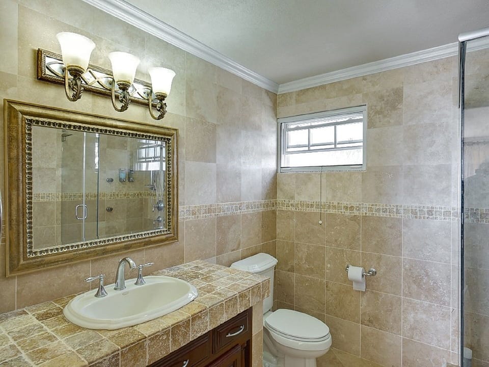 private en-suite bath in all bedrooms 