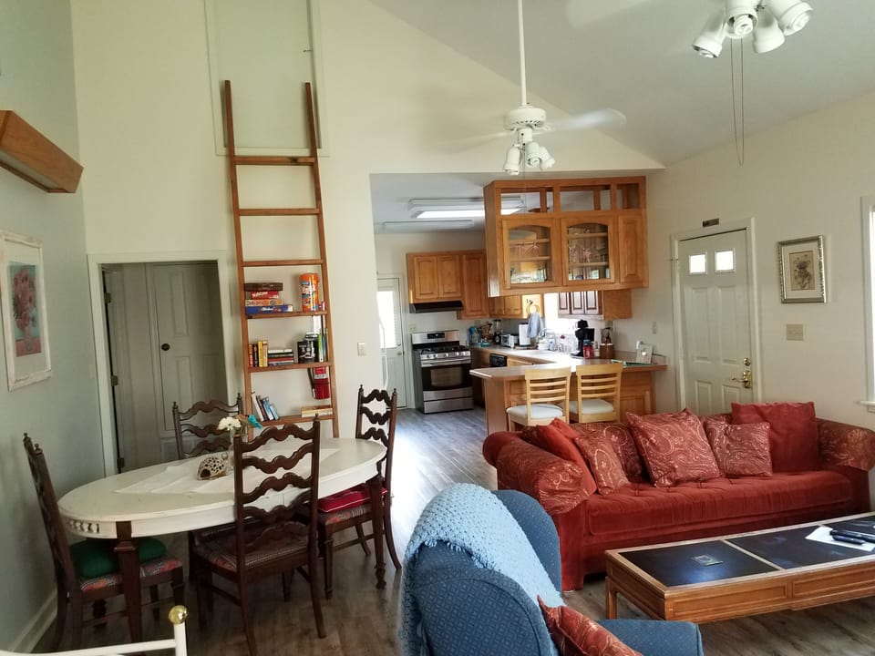 Open Floor Plan between lvrm/kitchen