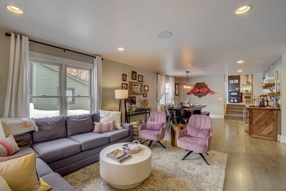 Family Room #2, Dining Room (seats 14) Beverage Station (Wine Fridge, Ice Maker)
