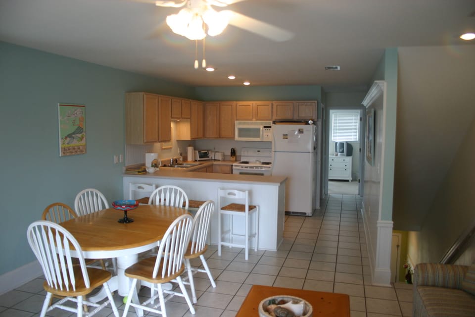 Dining area & fully stocked kitchen