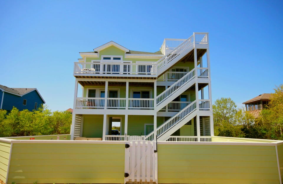 Panoramic views on rooftop deck.  Romantic spot to enjoy the sunrise & sunset.