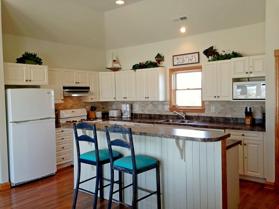 Kitchen: Adjacent to LivingRM, gas stove/oven,dishwasher,appliances & dinnerware