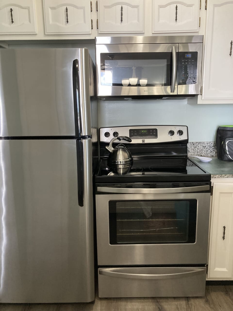 Electric glass cooktop 