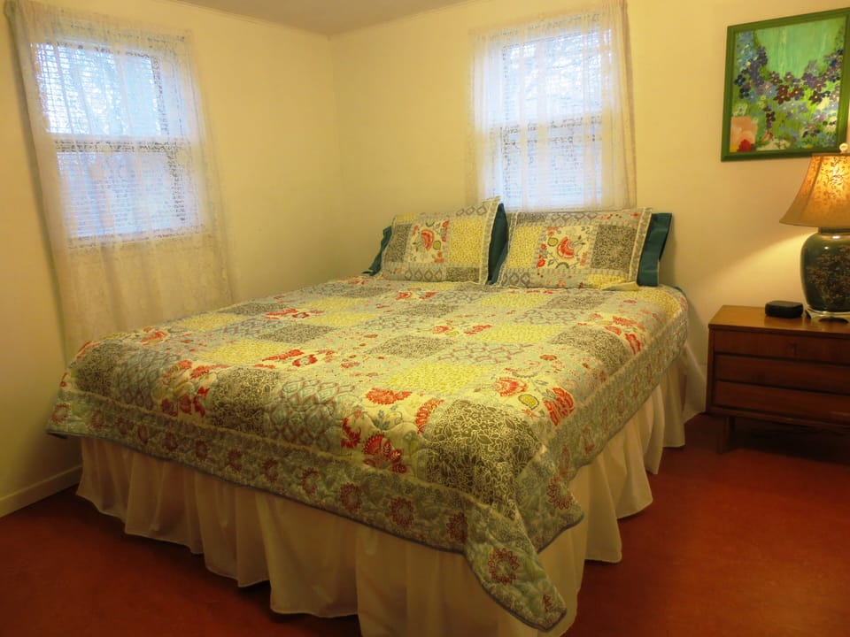 Bright and cheerful king sized bed