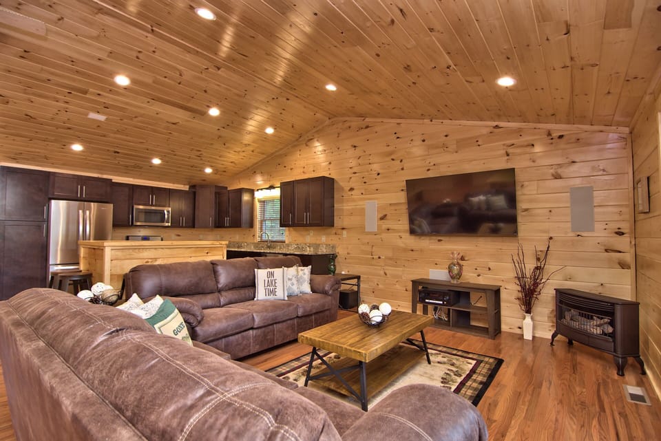 Plenty Of Seating In The Living Room Along With A 65" Smart TV! Great Lake Views