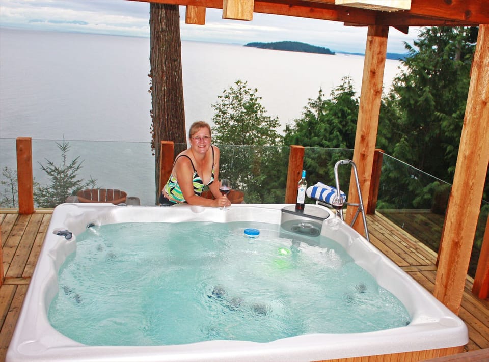 Outdoor spa tub