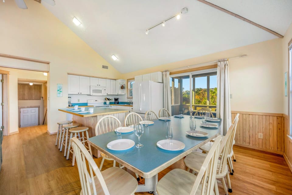 Your spacious kitchen and dining area features everything needed for memorable group meals, with seating for ten and modern appliances.