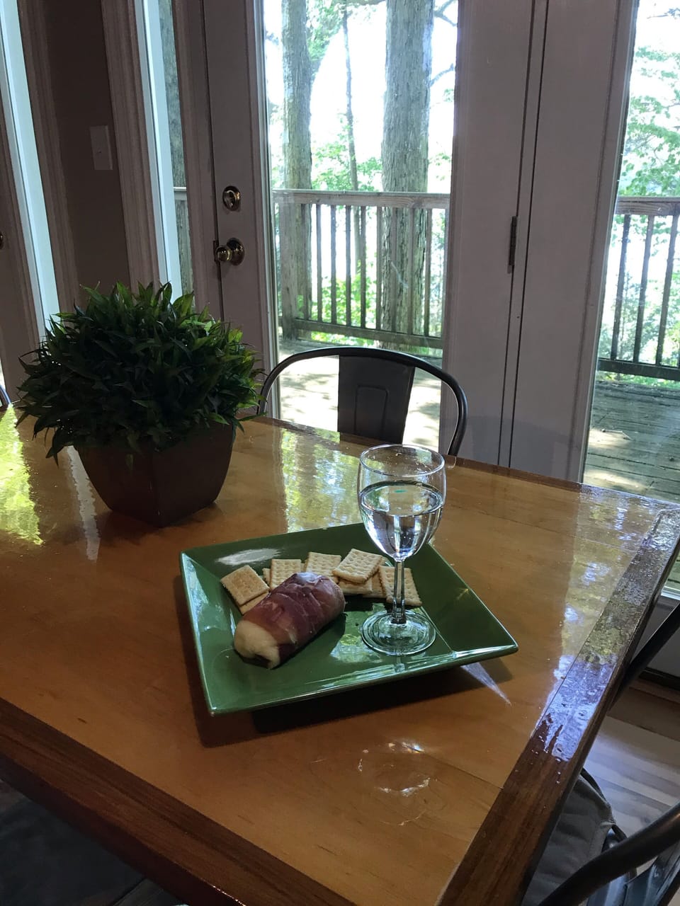 Snack at the dining table!