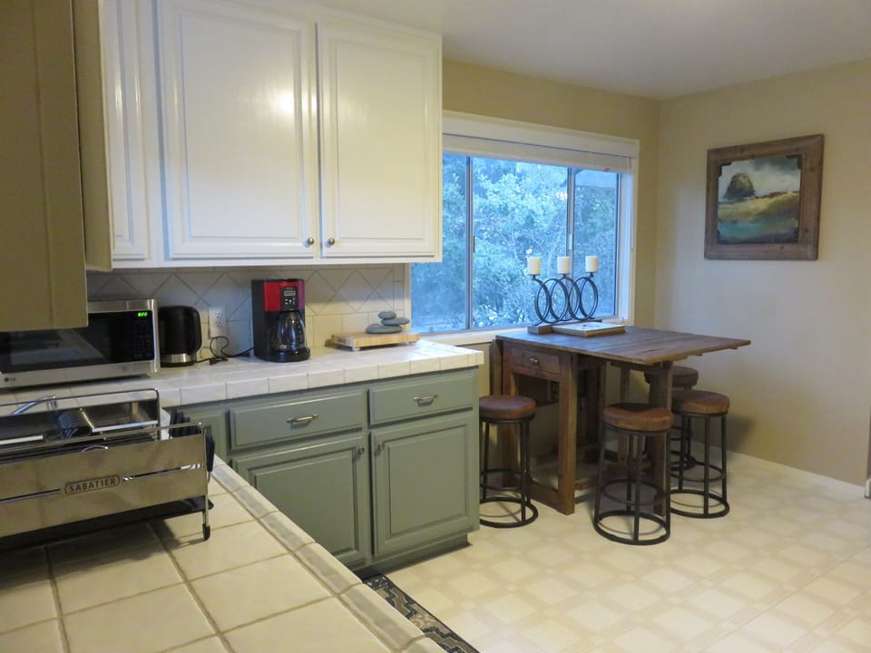 Eat-in kitchen