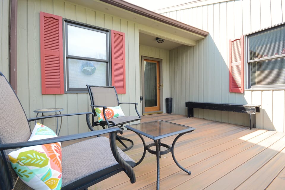 East facing deck. Great morning light.
