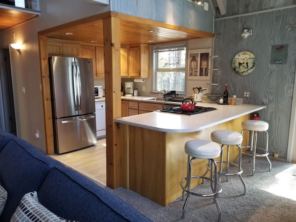 Dining area - counter bar seating for 3 
 & a dining table for 6.