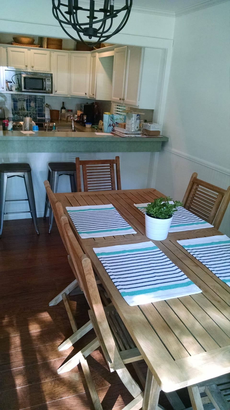 Dining Table & Breakfast Bar