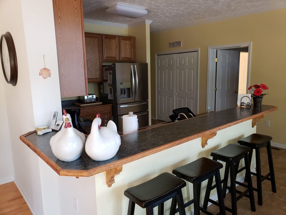 Kitchen breakfast bar