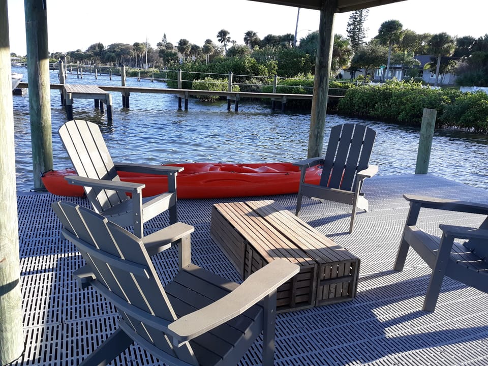 Nice sitting area on dock. 2 person kayak too.
