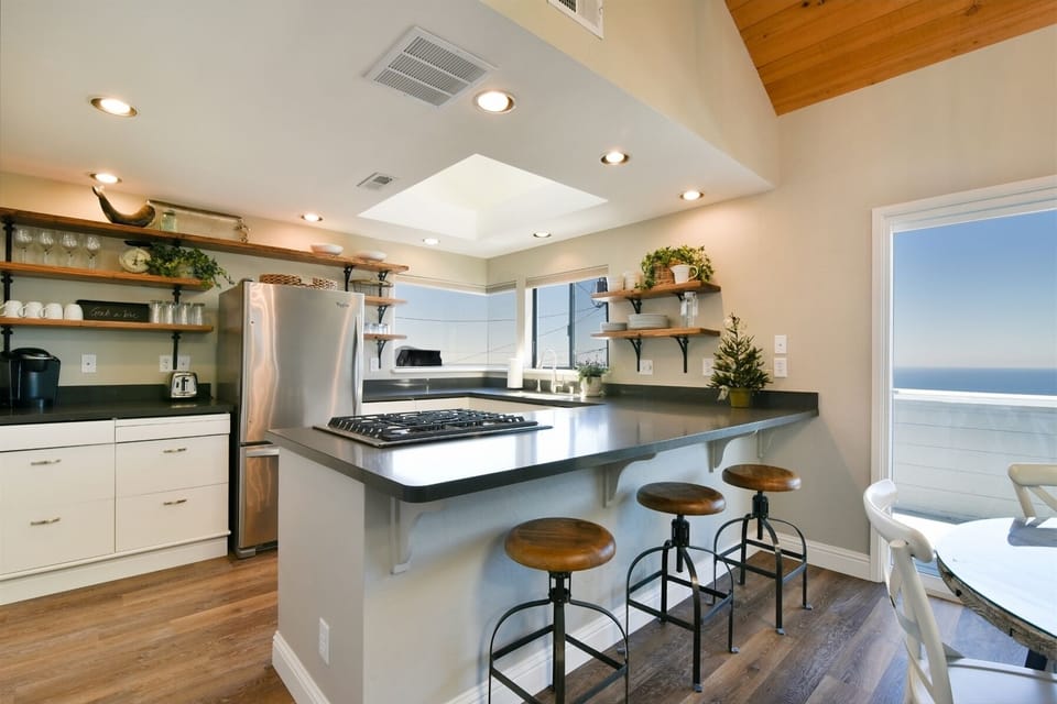 High end kitchen appliances and well appointed kitchen for guest enjoyment