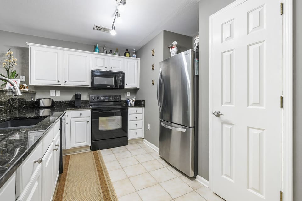 Bottom freezer with ice maker