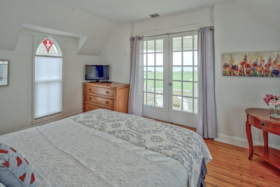 Master #1 has French doors opening to a balcony looking out to the park & ocean