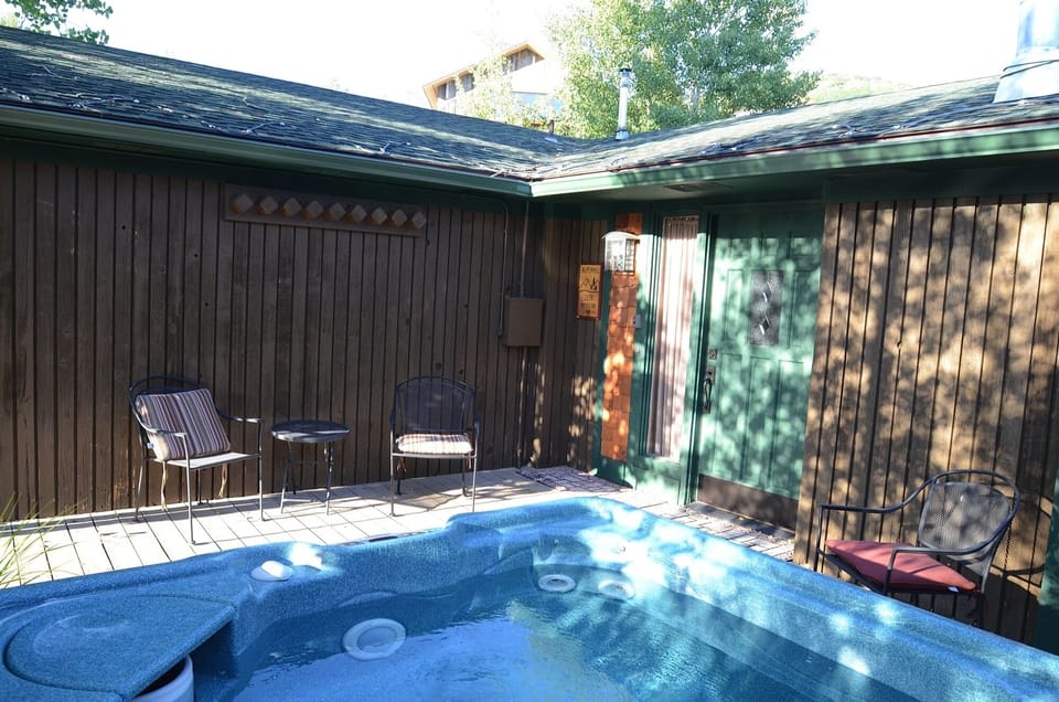 Hot tub is very private and close to entry.