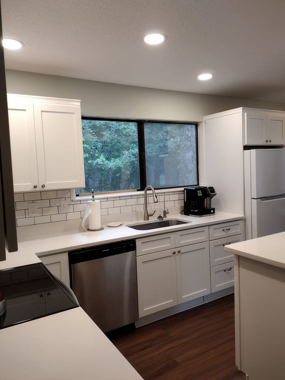 Stocked, gourmet kitchen- reg & K-cup single brew coffee maker