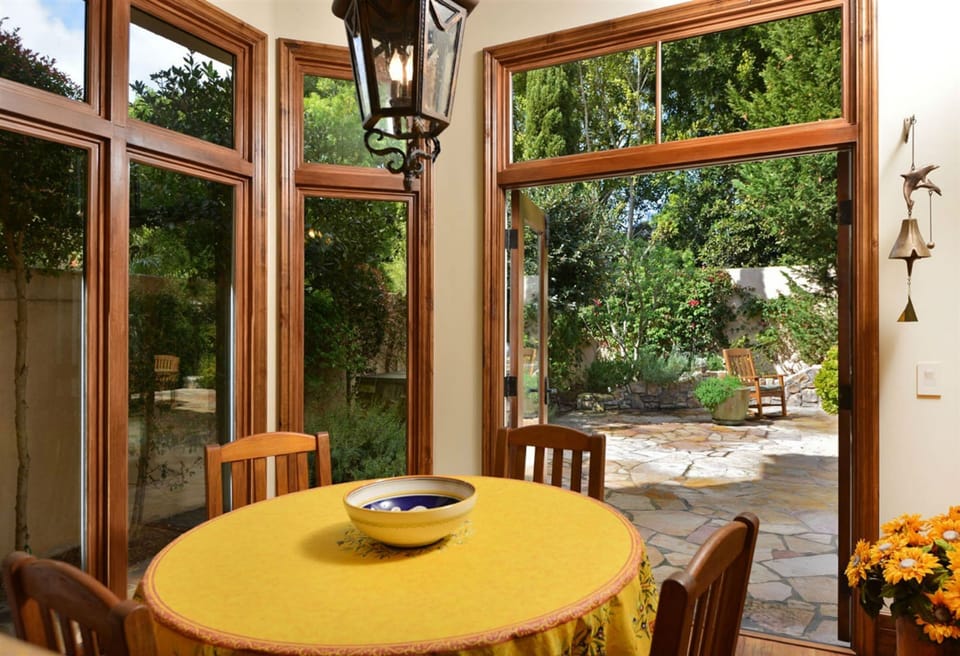 breakfast room
