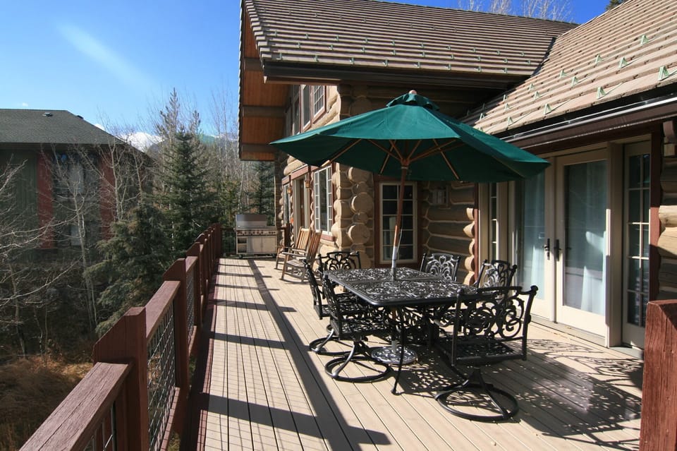 Upper deck, 8-person table, grill