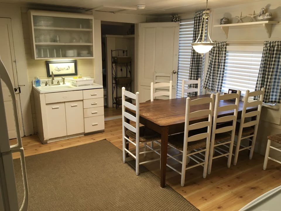 Kitchen with 8 person Antique Pine table