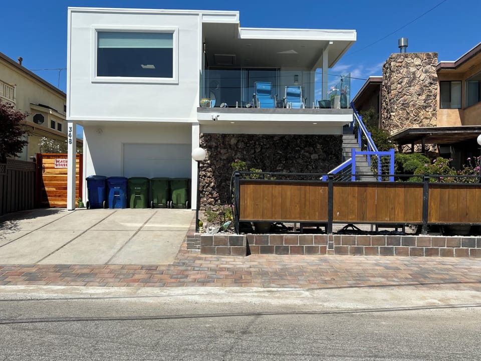 Ocean views from the front yard.
Parking for 2 cars in the driveway. 
