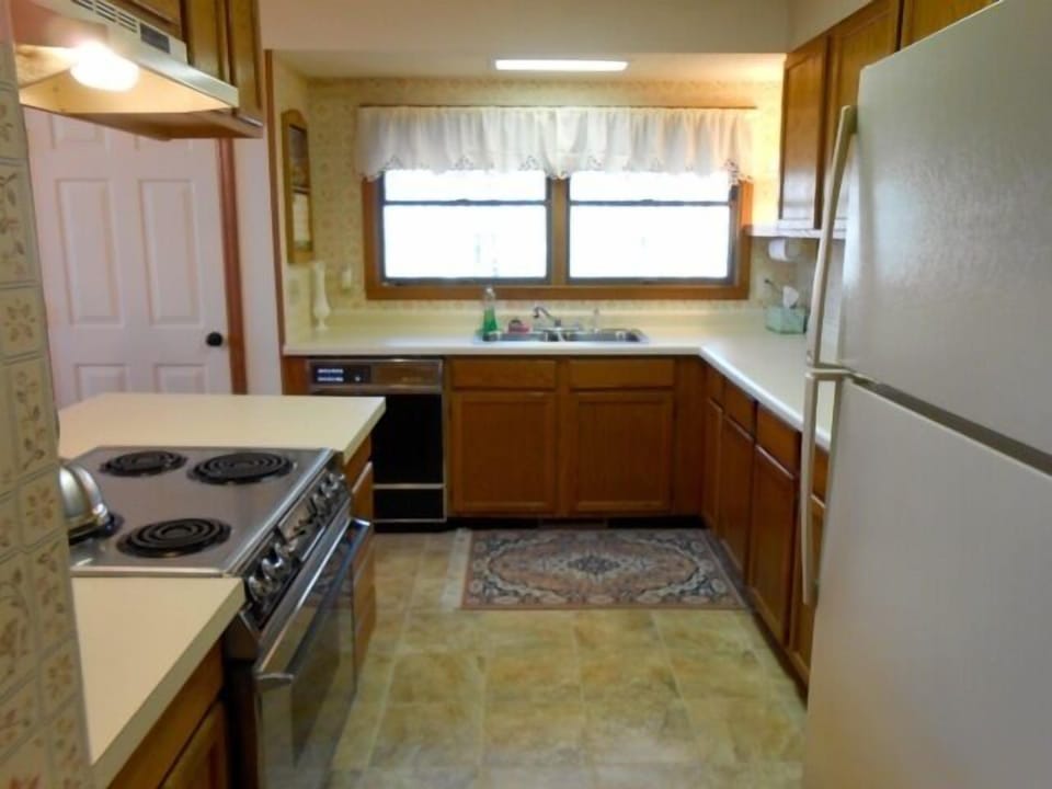 'Turn Key' Kitchen....Dishes, Silverware, Pots & Pans, Microwave......