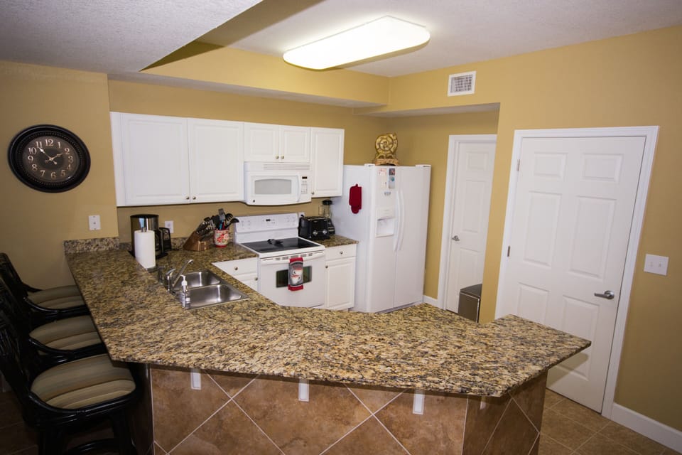 Fully equipped kitchen with many NEW utensils and cookware.