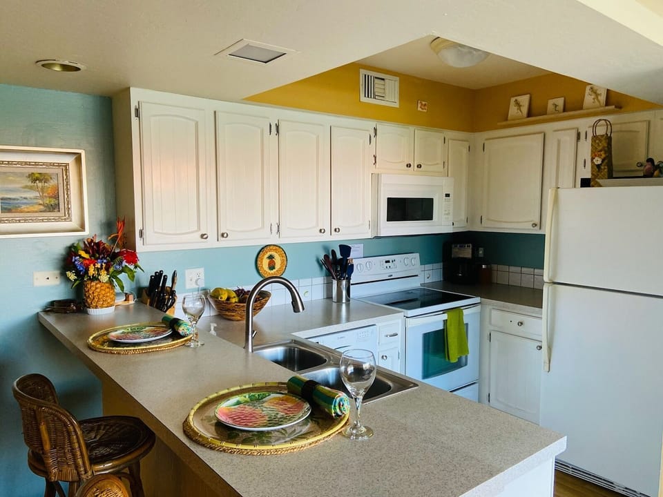 Kitchen, new paint and microwave.
All small appliances, and coffee grinder.
