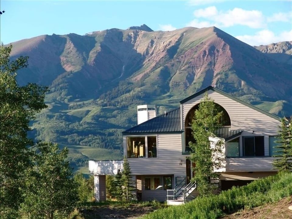 Custom 5BR/4BA Ski-in/Ski-Out Home W/Incredible Mountain Views