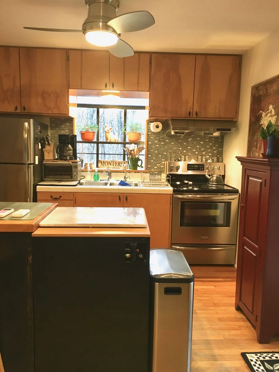 The kitchen comes complete with everything you need.