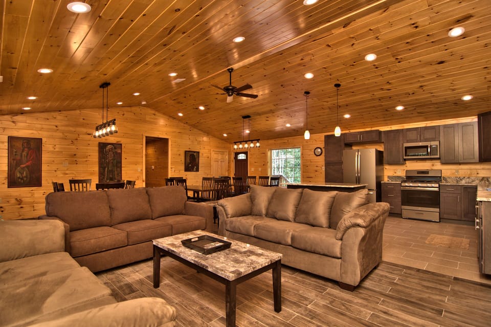 Open Living Area With Plenty Of Seating In The Kitchen And Dining Room!