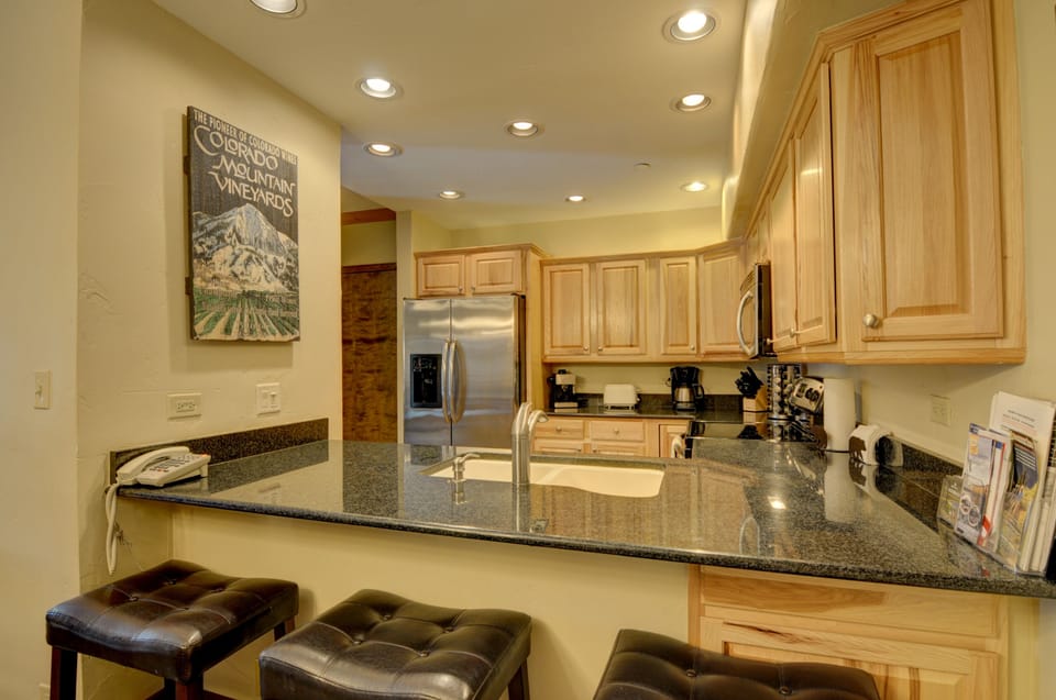 Kitchen, breakfast bar