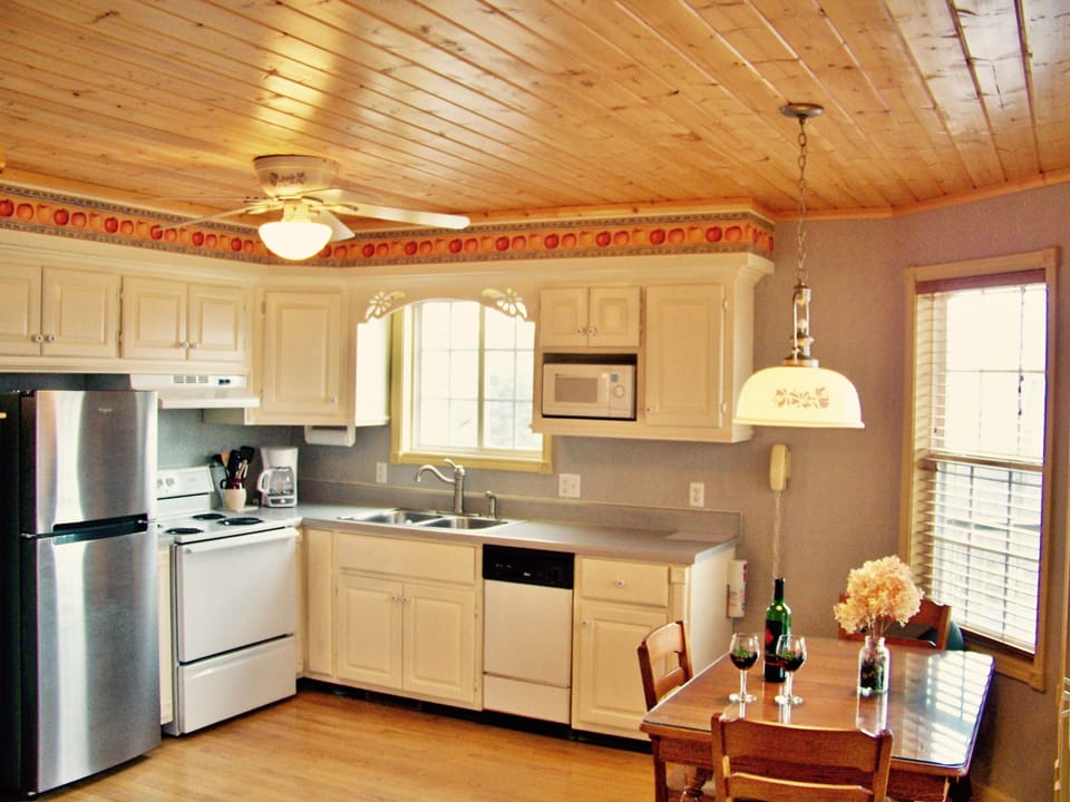 Fully equipped kitchen with Dining Area