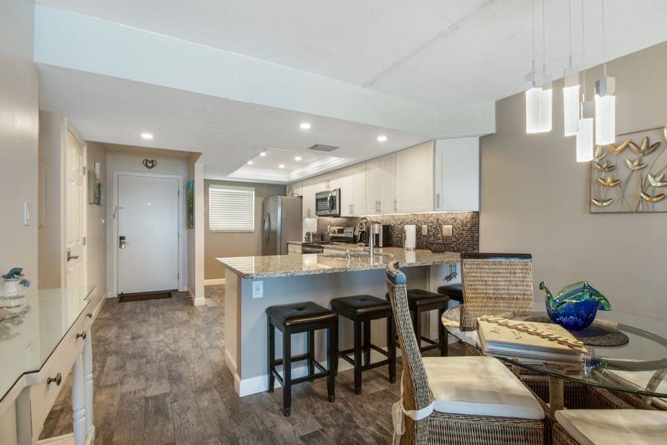 Kitchen counter with 4 stools at 