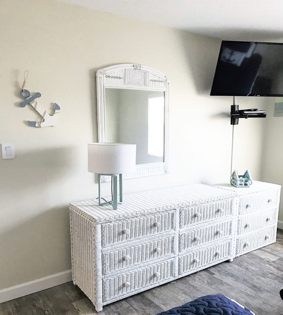 Guest bedroom with 43 inch flat screen tv and DVD player.....
