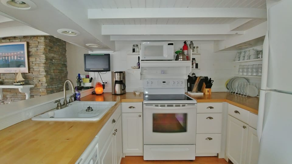 Fully Equipped Kitchen with Dishwasher & Eating Bar