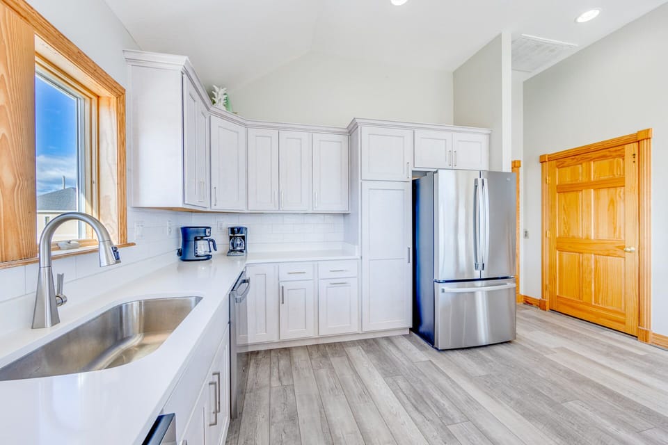 09-Surf-Or-Sound-Realty-600-Avon Sea Breeze-Kitchen-02