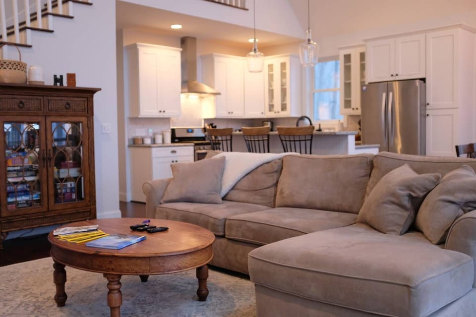 Common area looking to the kitchen