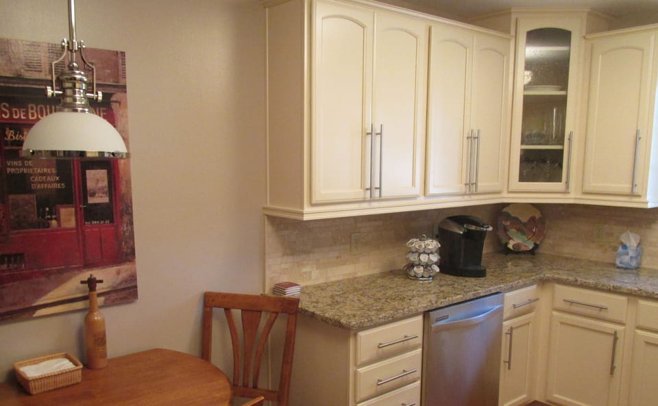 The new kitchen with seating area, enjoy coffee in your Kup  and drip brewer